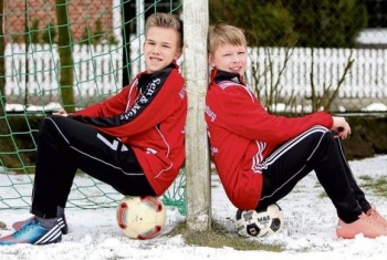 Der Eddelstorfer Malte Meyer (links) und der Medinger Hauke Tippe ruhen sich auf ihren Erfolgen keineswegs aus. Inzwischen spielt das Duo in der höchsten Jugend-Spielklasse und hat sich beim MTV Treubund Lüneburg in der Regionalliga etabliert. Fotos: Marud