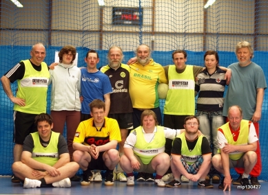Die Fußballgruppe der Lebenshilfe und des MTV Treubund Lüneburg mit Vereinspräsident Hartmut Deja (oben links) und Wilfried Harms (unten rechts).