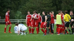 Während sich die Lüneburger Spieler nach dem Schlusspfiff in den Armen lagen, saßen oder lagen die Eintracht-Spieler auf dem Boden. Foto: Lütt